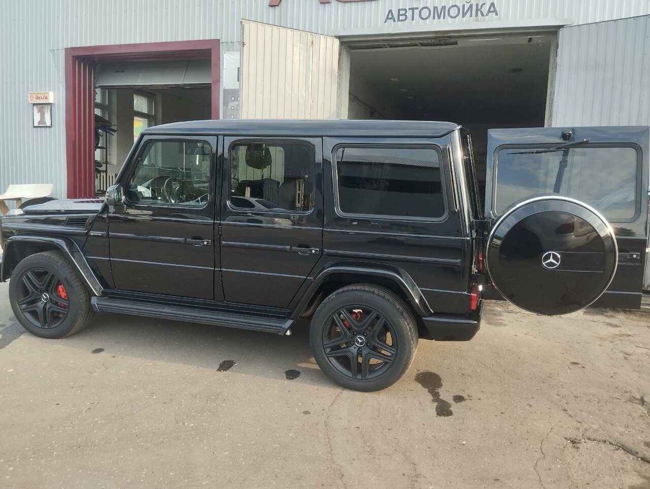 Чёрный внедорожник у ворот автосервиса «Норма»